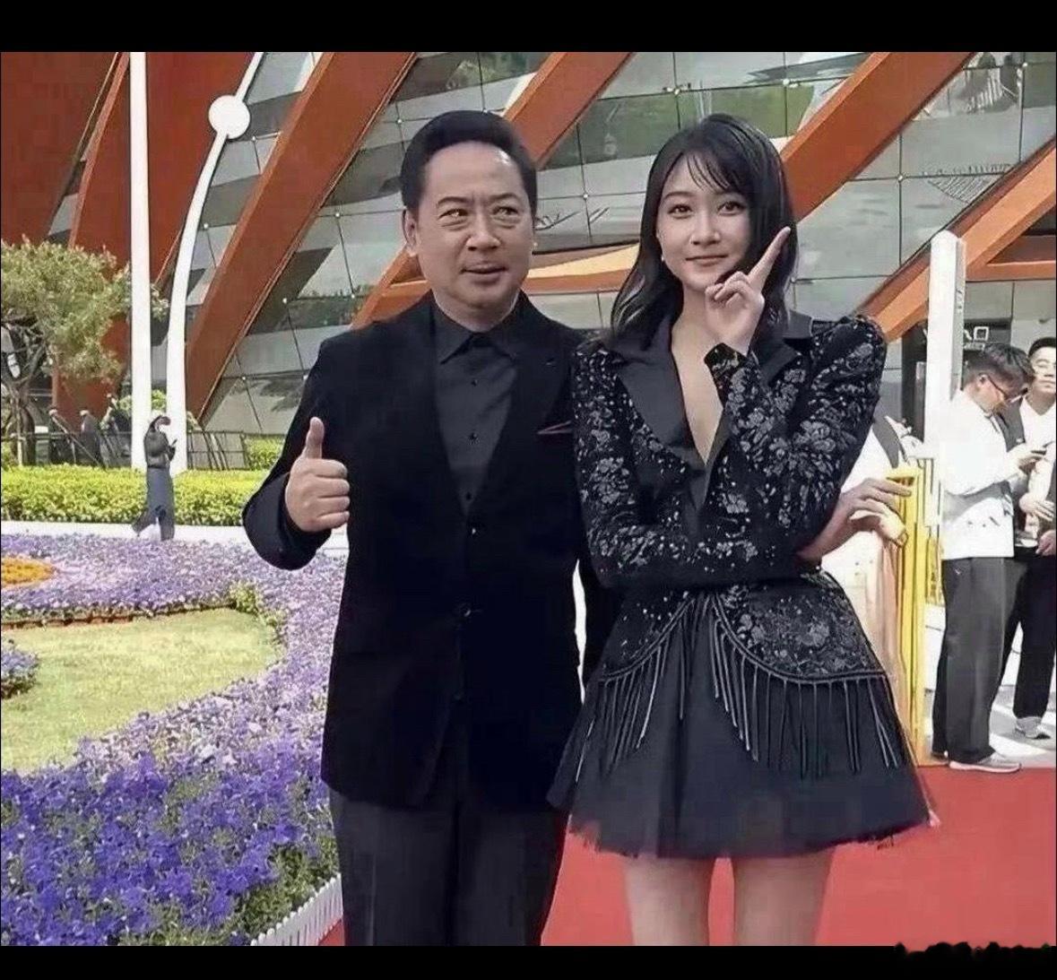 只要关晓彤觉得不尴尬，尴尬的就是别人。 