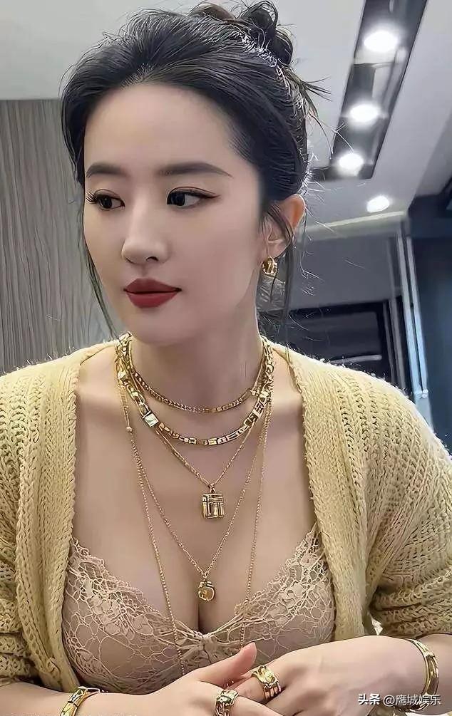 刘亦菲泳池写真杀疯了！无修生图曝真实身材管理密码
 
刘亦菲最新泳池写真全网刷屏