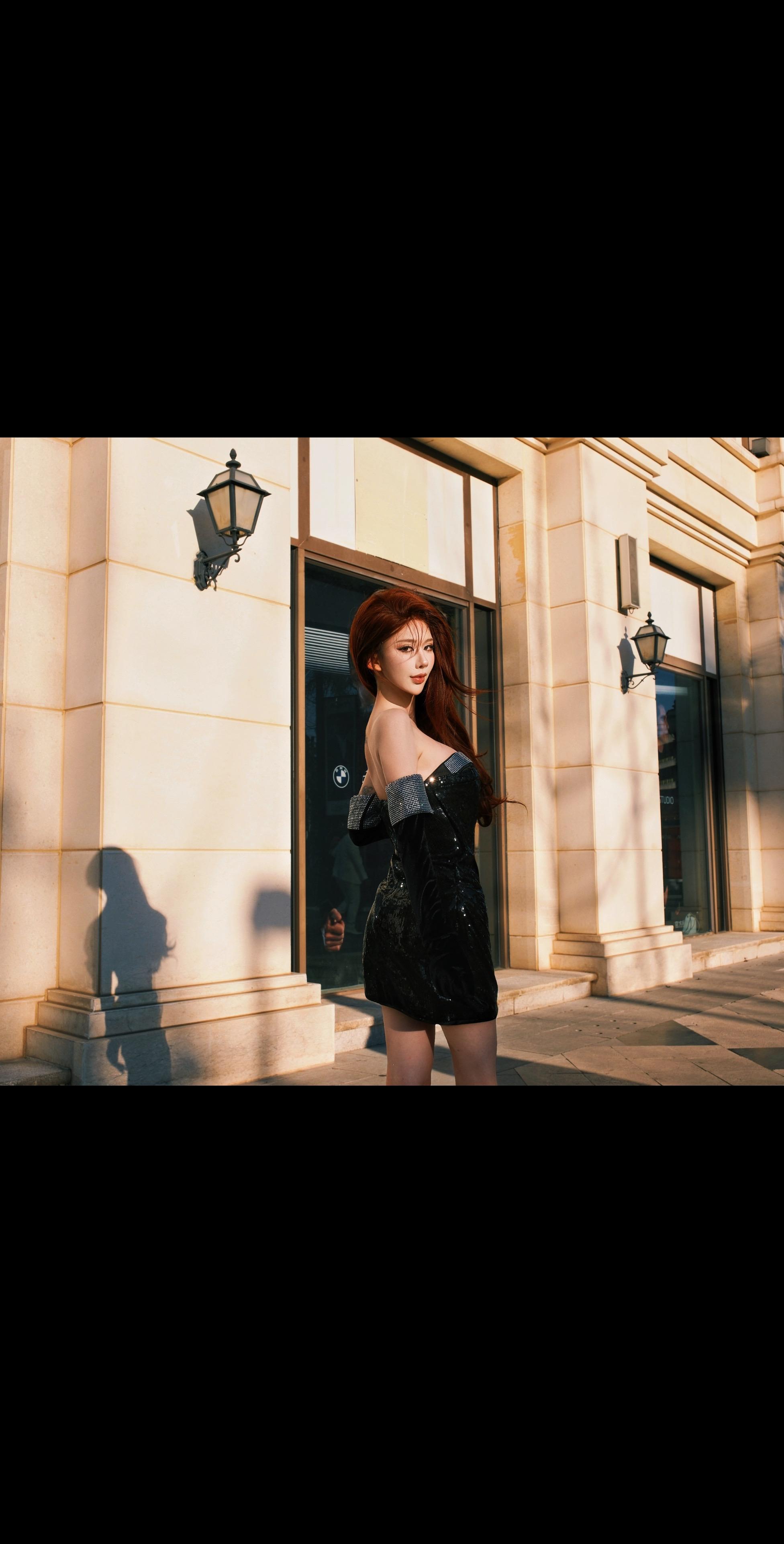 她没有烟火绚丽 也不像鸟儿会迁徙