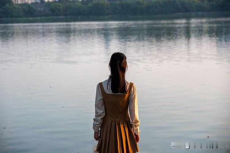 女人想结束关系，往往会如此晾着你：
1、对你的消息视而不见，回复永远敷衍又冷淡；