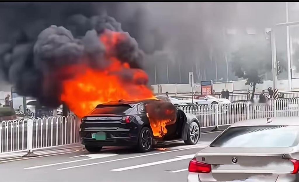 惊！广州一车辆突然起火，现场火势凶猛，爆炸声不断，浓烟滚滚直冲天际。周边行人纷纷