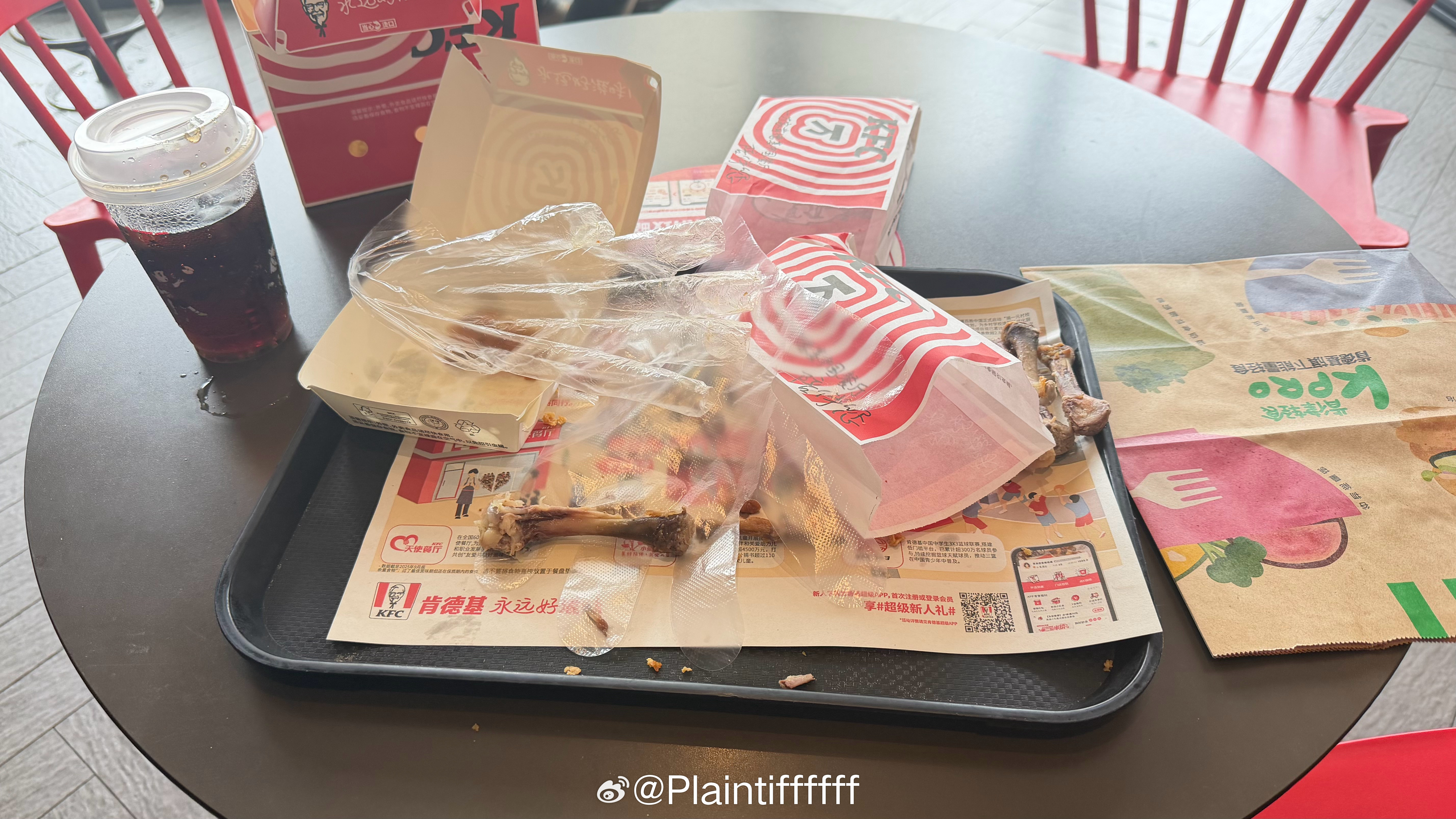 我和肯德基的人说，我可能吃不完，点了这么多，让他给我一个打包袋，然后……打包袋用