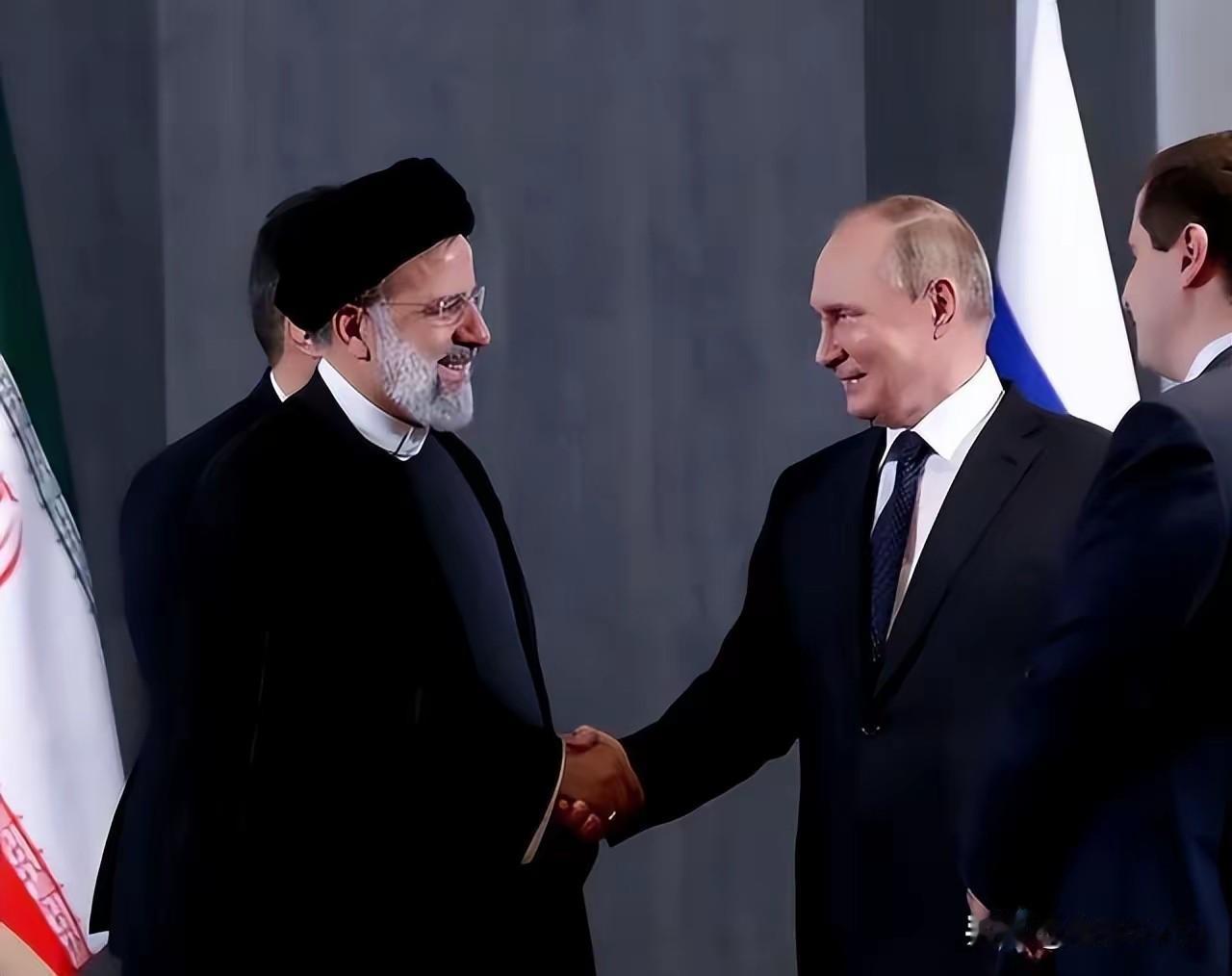 俄罗斯军舰现身伊朗 普京这
步棋踩在美国心口上
美国在中东施压伊朗（双航母、核谈