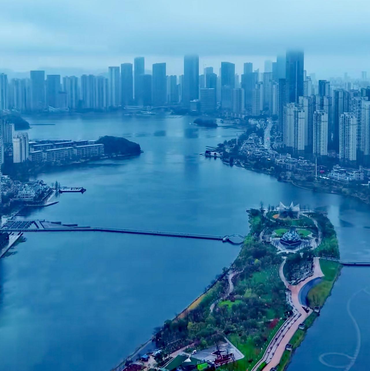 长沙梅溪湖，环境优美，但城市建设的不像样子，主要原因还是梅溪湖城市太小了。如果是