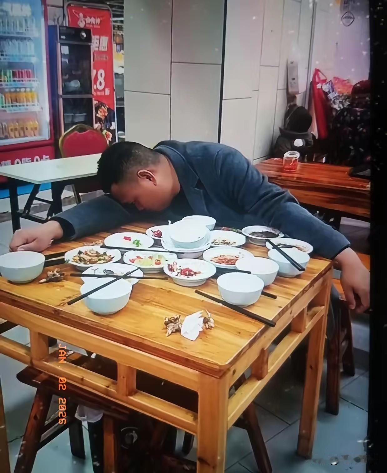 这个人这是怎么的了？看桌面上也没有酒瓶子，也没有酒杯，不像是喝过酒的样子，他为什