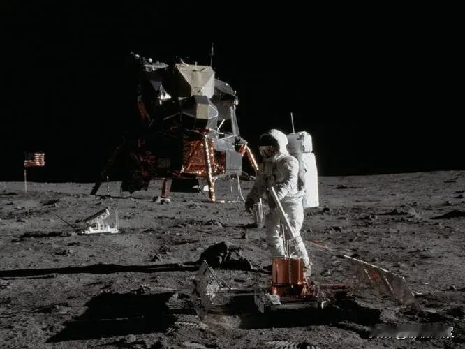 经济上，美元作为主要储备货币和国际贸易结算工具，支撑了全球化金融体系运转；跨国企