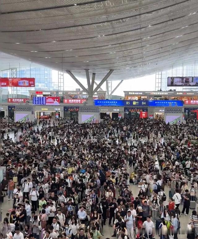 深圳北站今天的人流量如同春运一样[流泪]