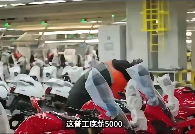 张雪机车这波操作，属实把“打工人尊严”焊死在合同里了。
网传普工底薪5400，包