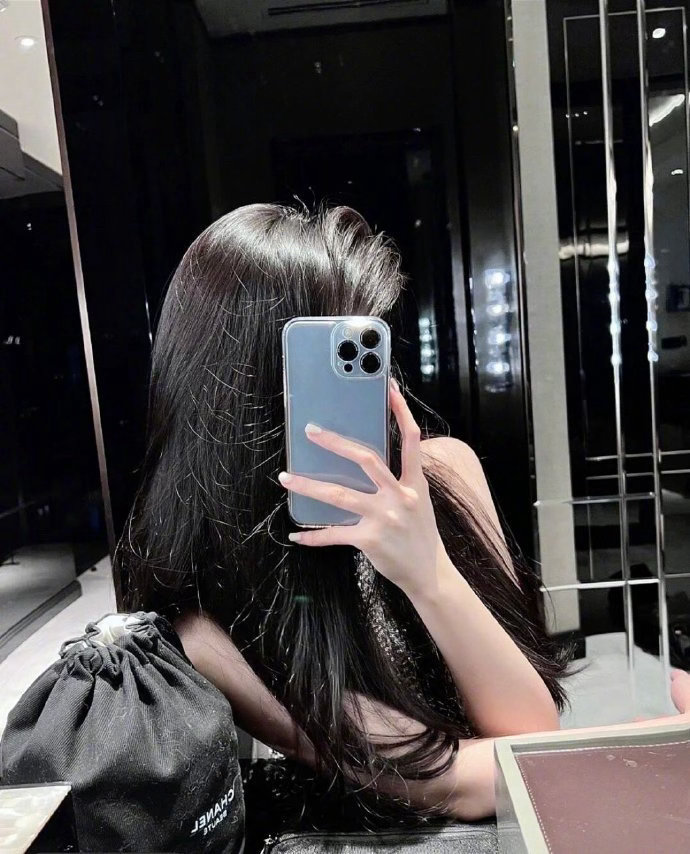 “ 婚姻里不怕吃苦不怕没钱 怕的是一边吃苦一边受气 一边付出一边辜负 不被珍惜不