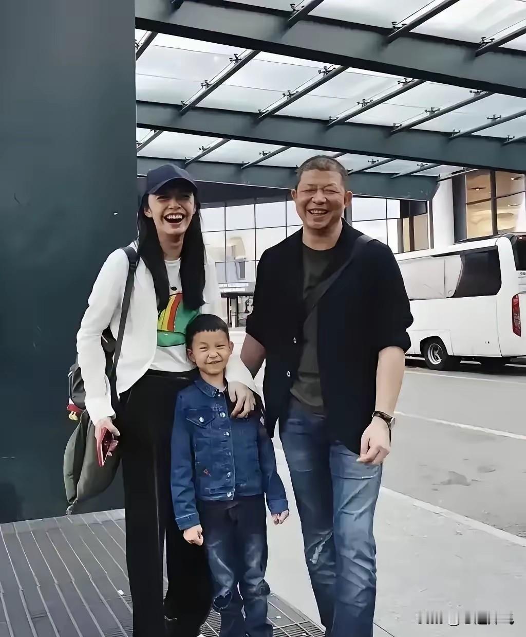 ​真没想到姚晨会这样做
​前几天看到
她们一家三口幸福的大合照



谁知道已经