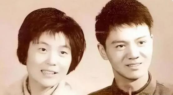 1979年，知青戴建国不顾家人的反对，迎娶傻姑程玉凤为妻，新婚夜，戴建国哭着解开