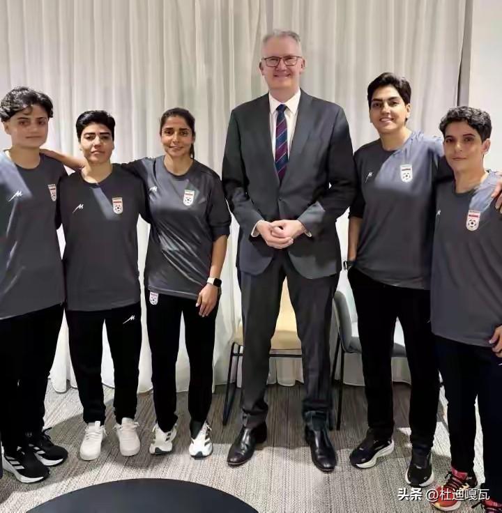 伊朗女足拒唱国歌事件，没想到后续会向这个方向发展。
在伊朗球队结束赛程即将返回的