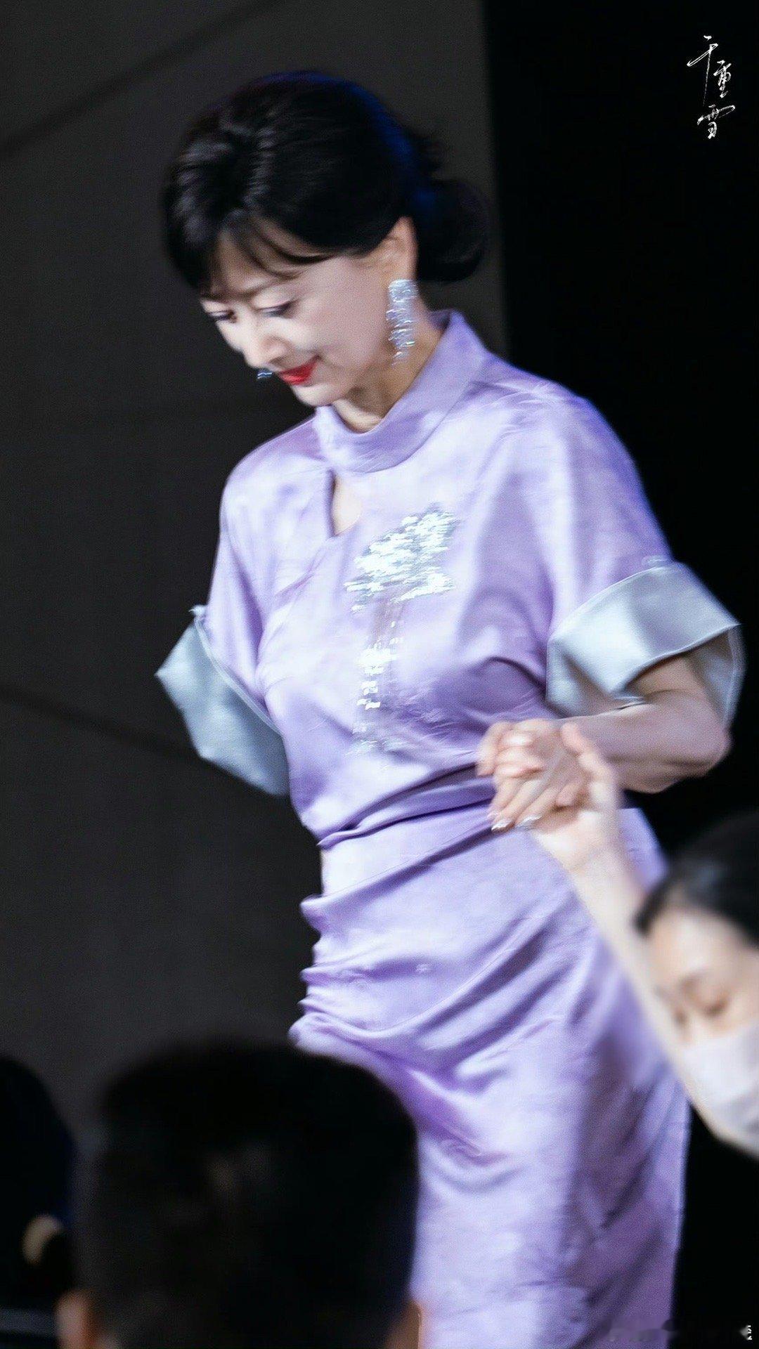 她可是赵雅芝啊 那种从骨子里透出来的温婉大气，真的学不来！无论是红毯上的亮相，还