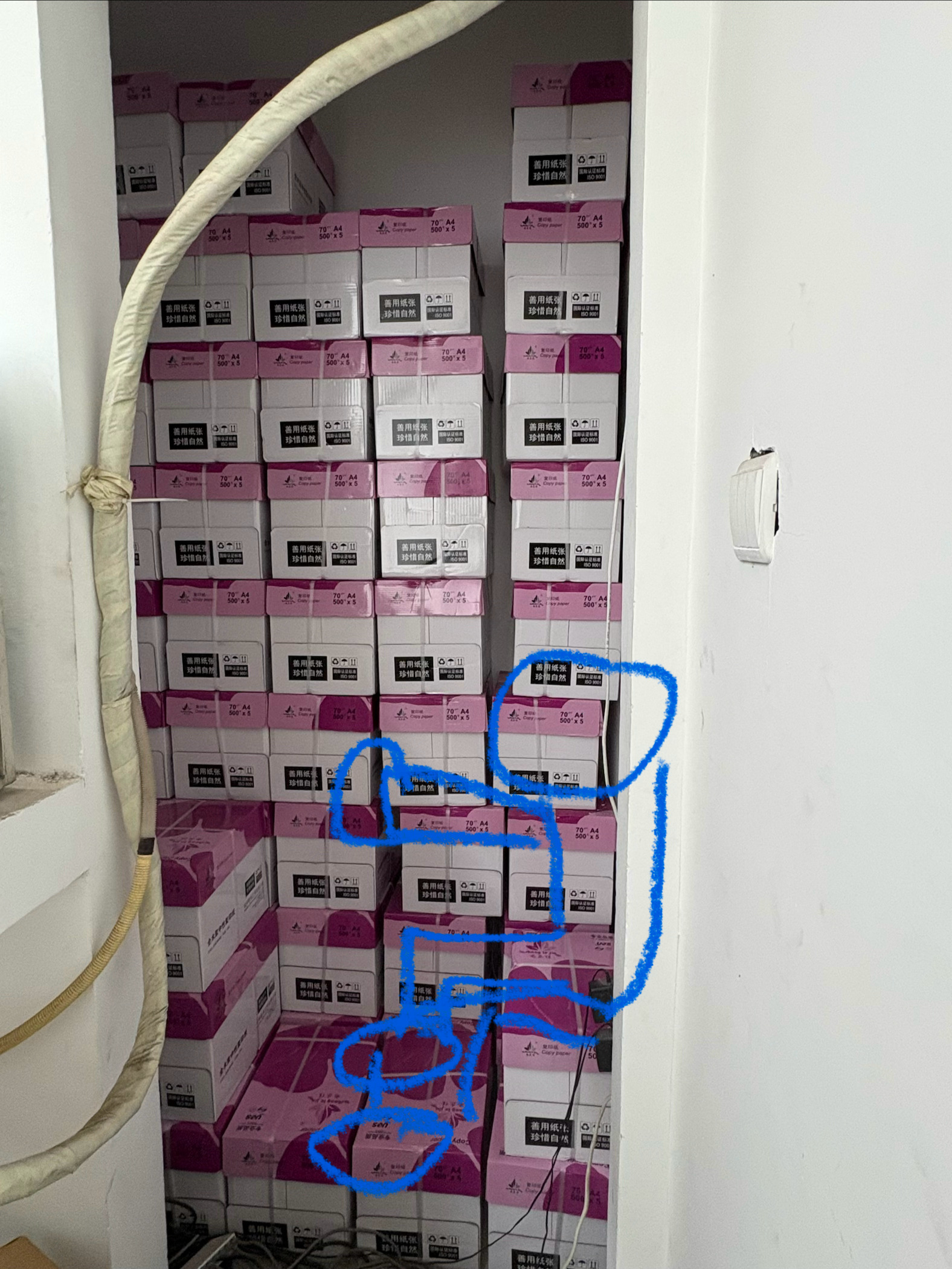 就像学校天台一样找个角落躲起来 