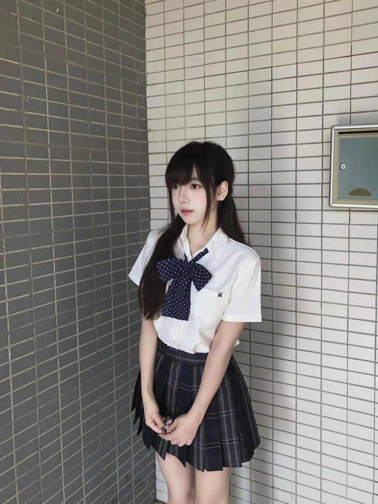 校园少女风，青春洋溢，黑白校服搭配，清新自然。清纯校服少女  甜美校服 蓝白校服