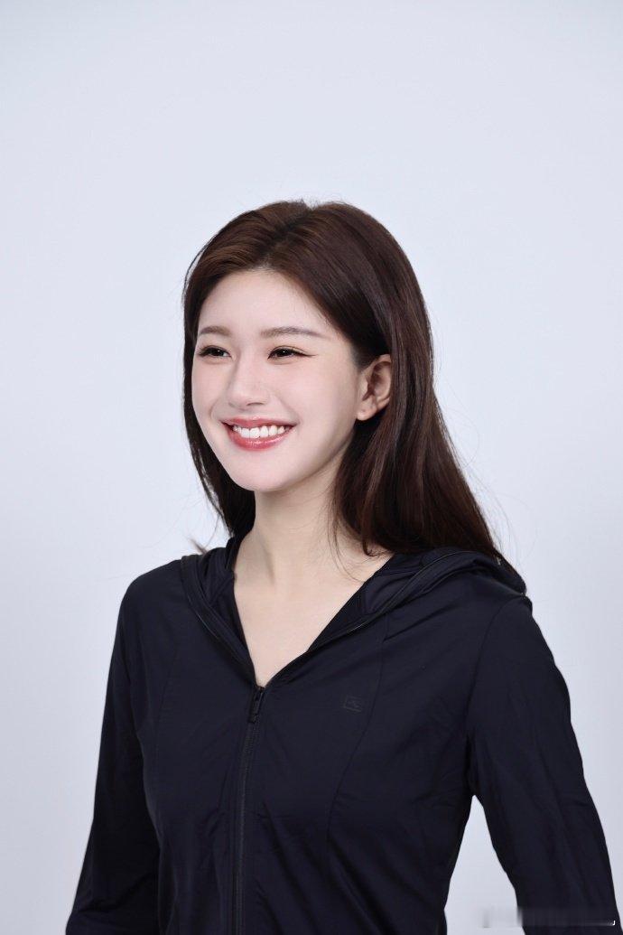 赵露思的活力证件照新鲜出炉好有感染力的笑容啊~活泼搞怪好可爱！ ​​​