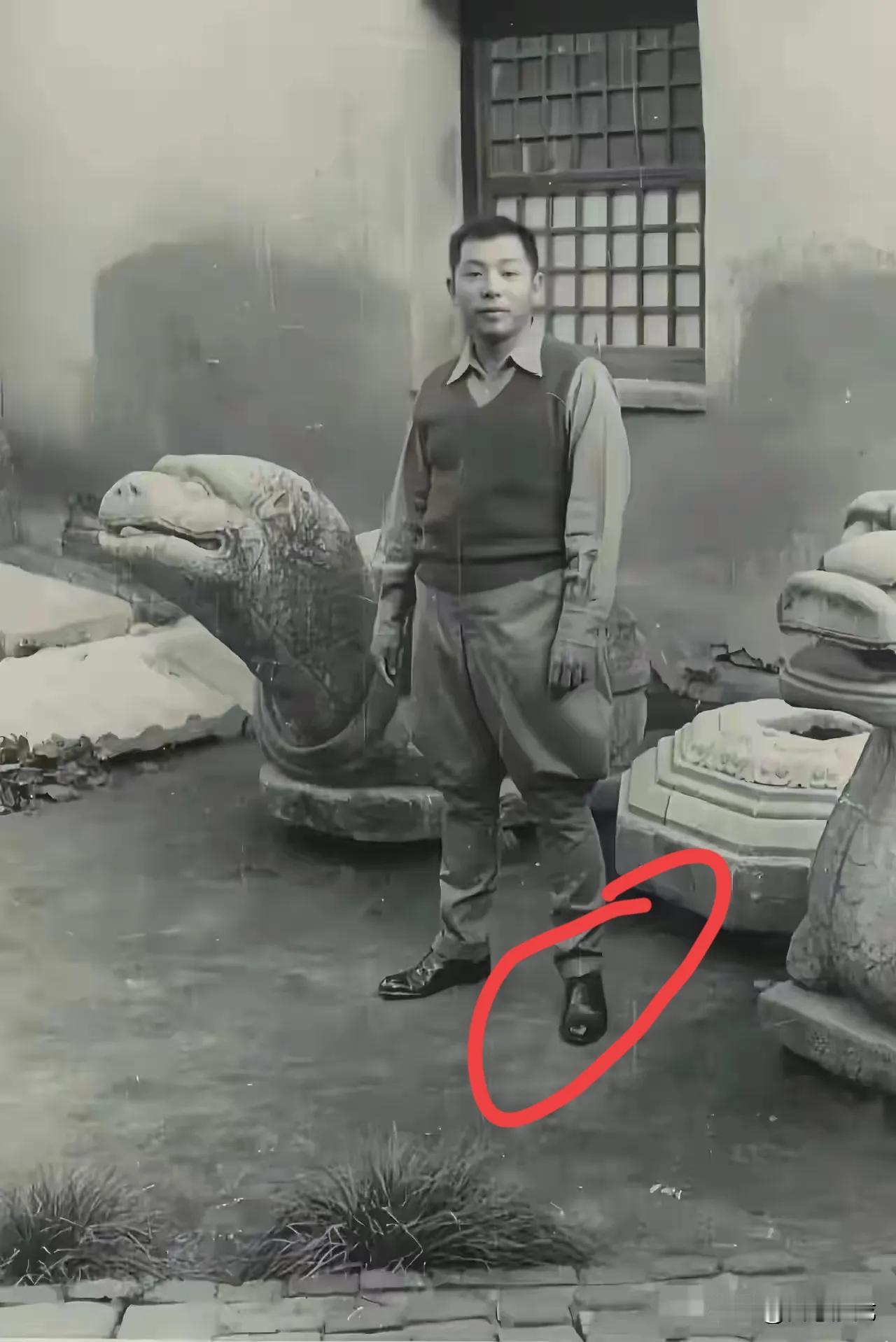 大家注意看，少帅张学良脚上的皮鞋绝对是当时老百姓奋斗一年也买不起的奢侈品！
照片