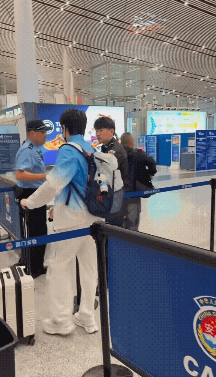 9月16日一早，国乒大部队出发亚运会，身穿亚运会队服的国乒队员们走在机场格外显眼