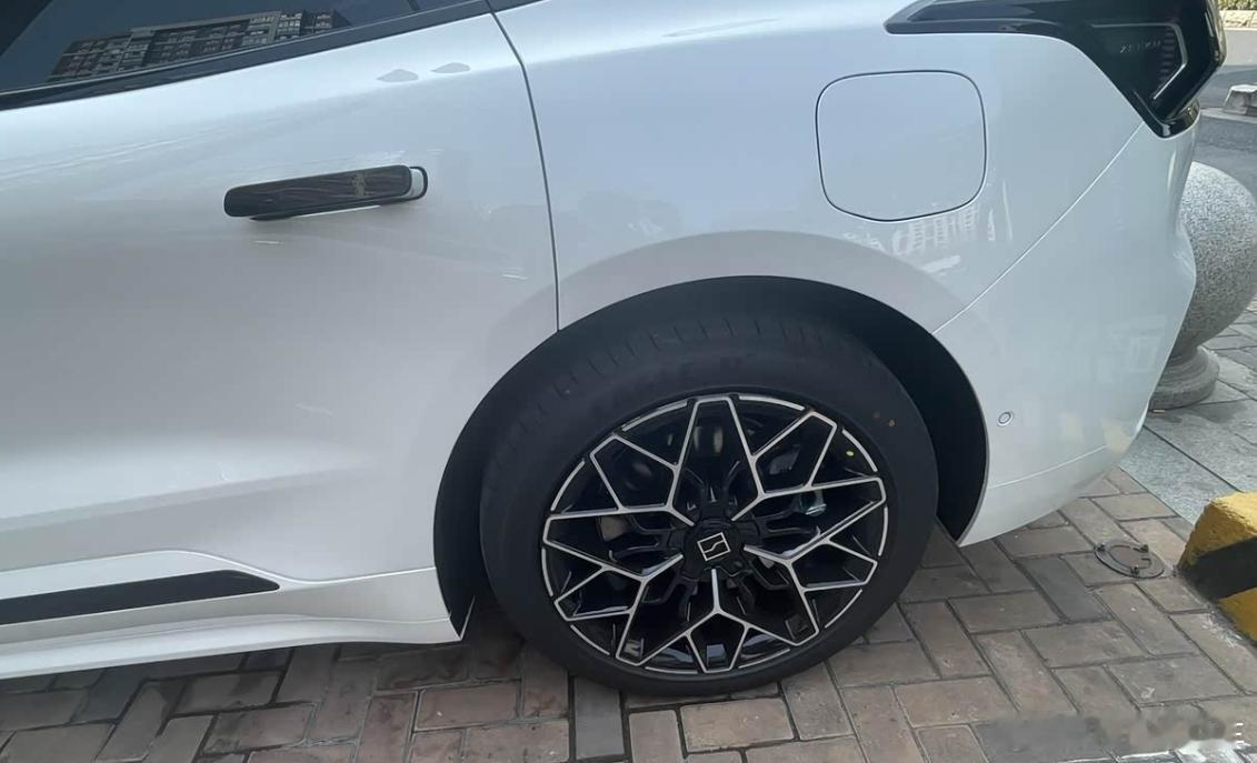 这个季节，正是开着001出游的好时节。它的超大后备箱轻松吞下帐篷、天幕、折叠桌椅