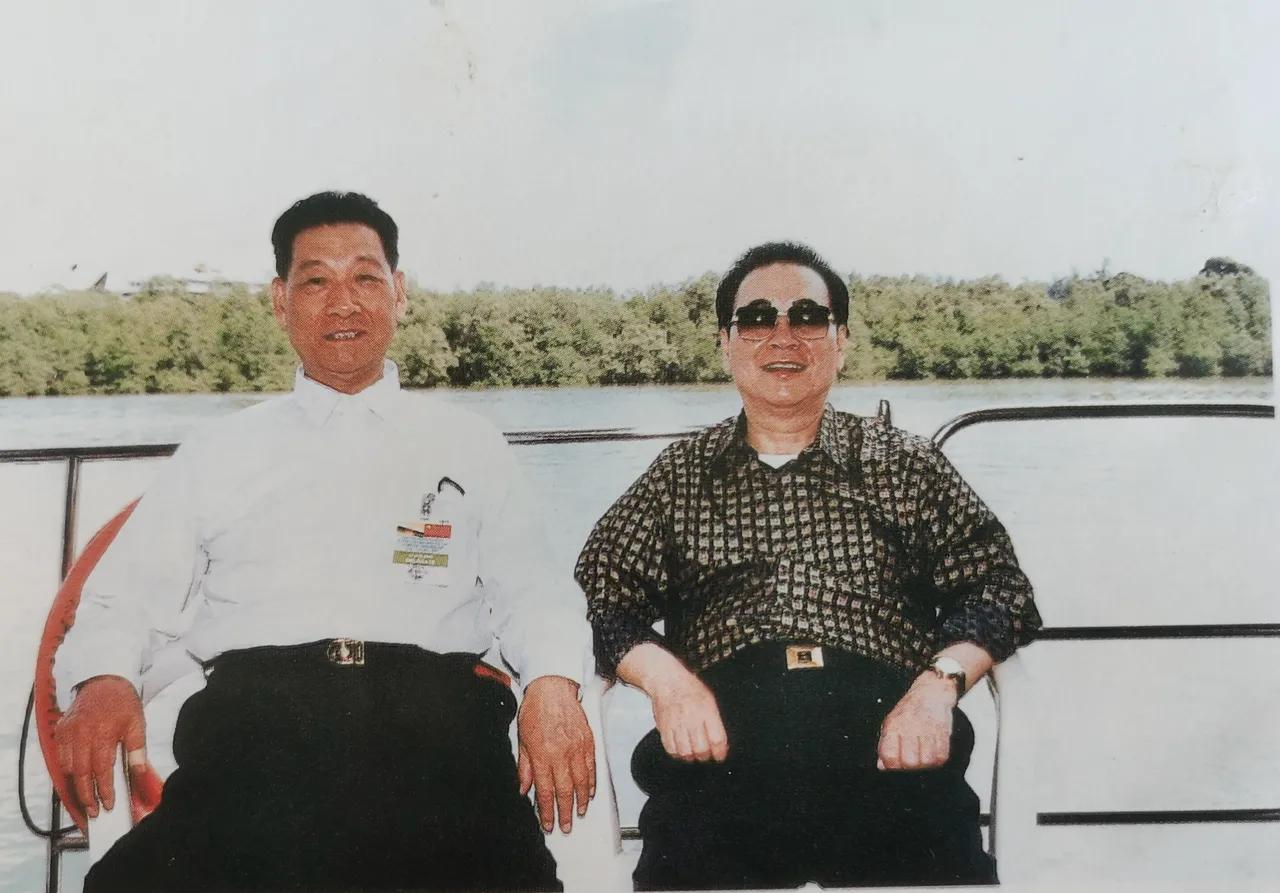 2001年5月，全国人大常委会委员长李鹏和以全国人大内务司法委员会副主任委员身份