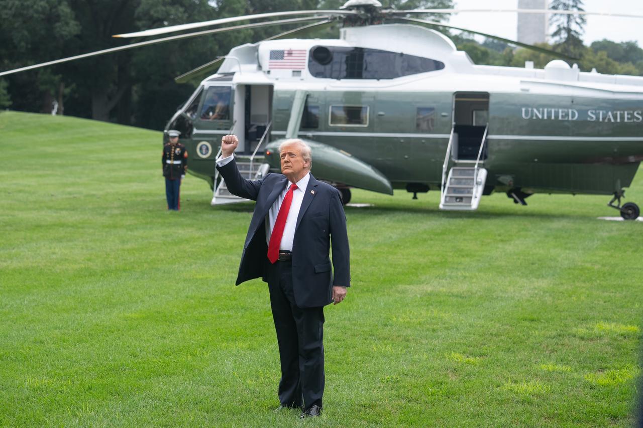 【特朗普“拉郎配”唱的是哪出？】特朗普是个大破大立的人，现在要搞一个所谓的“稀土