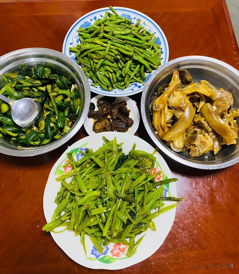 人间烟火最治愈：粗茶淡饭，才是日子本来的模样

下班回家，吃上一顿简简单单的家常