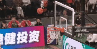 陶汉林被打脸，又是一模一样的判罚
陶汉林前场篮板球被法尔打脸，打的很清楚，和辽宁