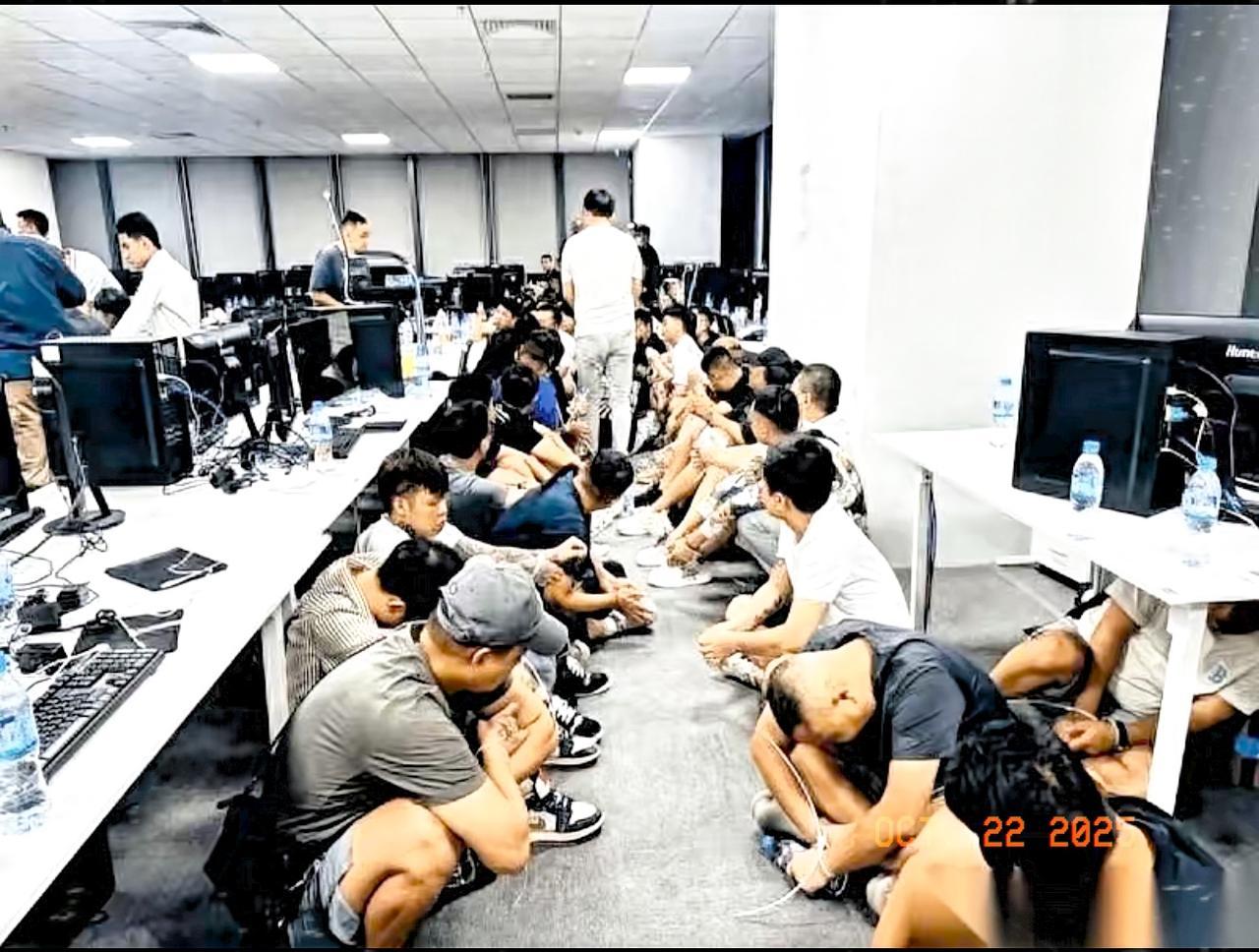金边抓捕现场背后：57名中国诈骗犯，撕开海外电诈的丑陋真相

下午四点，金边。