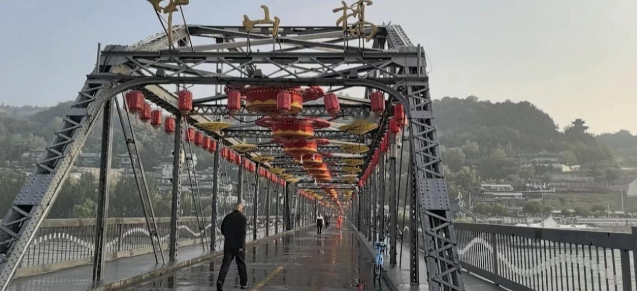 雨后中山桥妩媚多姿

记者王志俭（穿石）文图

5月16日早晨7时许，乘着雨后清