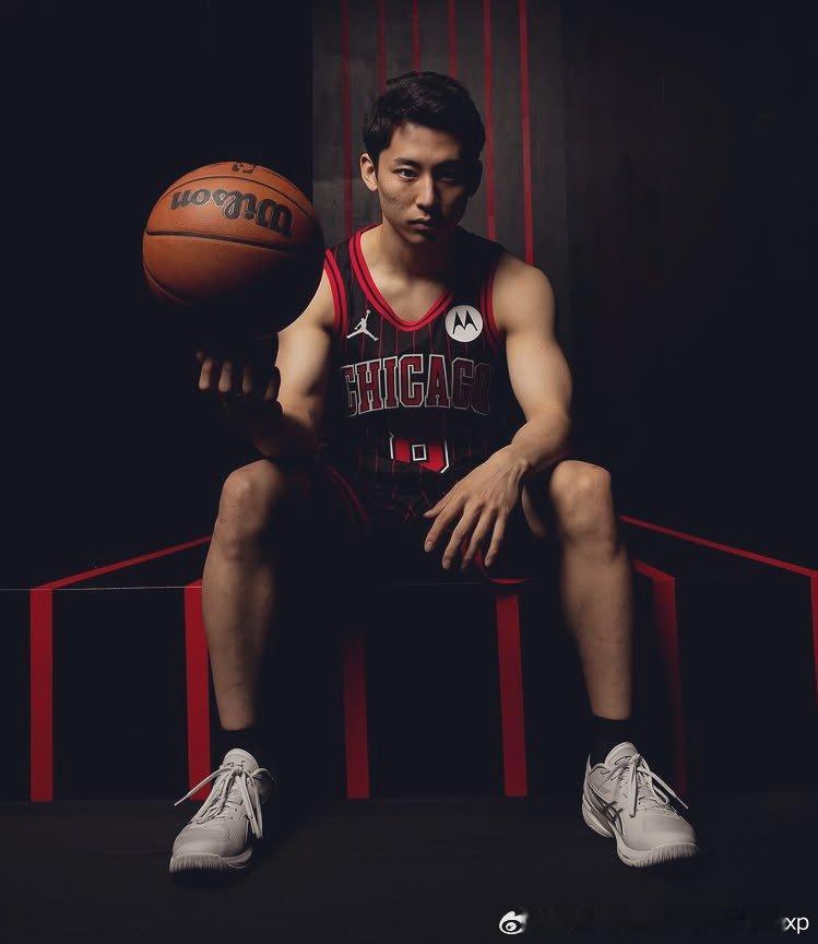 公牛主帅多诺万透露河村勇辉赛季初被裁是因为小腿血栓，目前他已重回球场参与训练但被