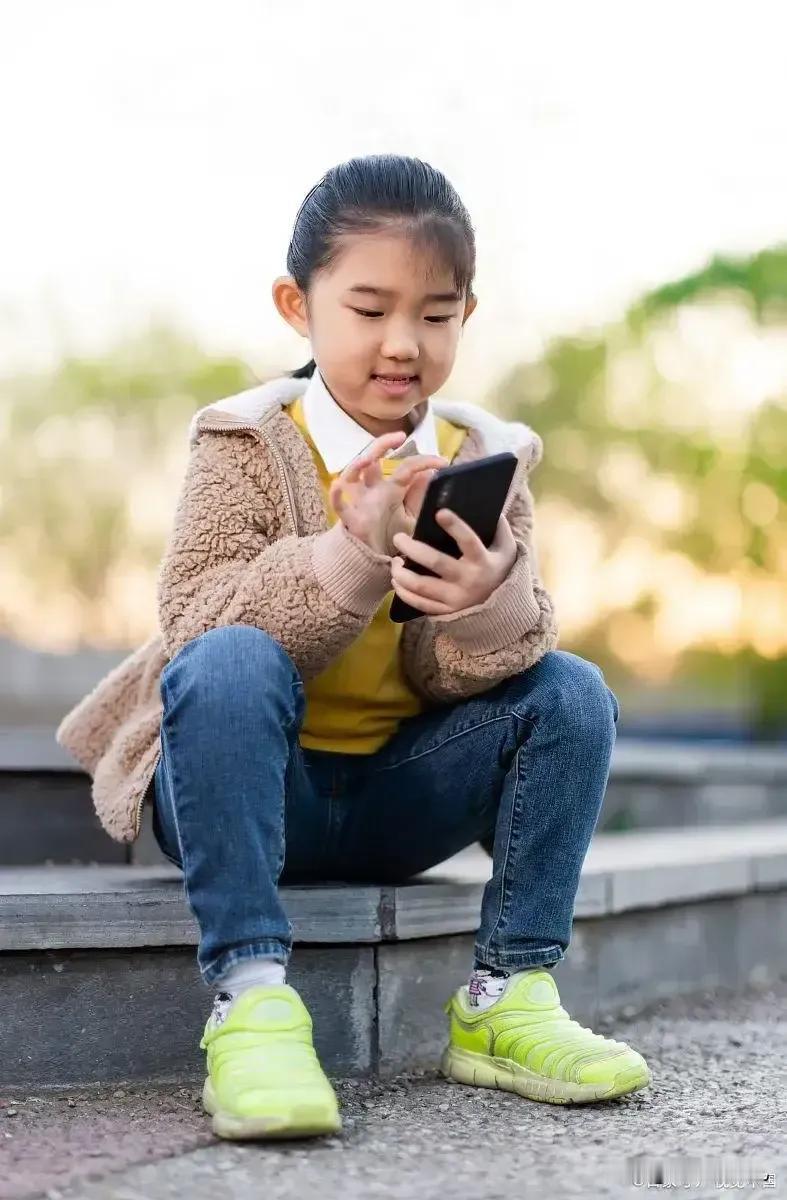 现在数字时代总是离不开智能手机，也是成为我们的生活中不可缺少的一部分。孩子沉迷于