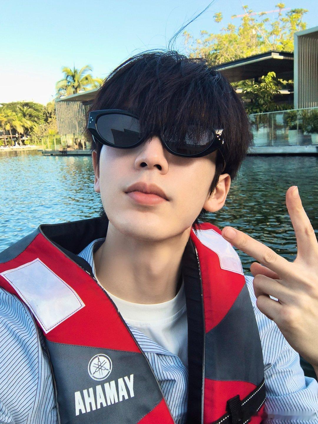 张凌赫划船自拍，好萌的一小只🤏🤏 