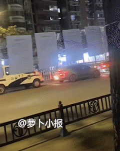 牛儿劳累一天下班，突然发现马儿没了。
广州这段视频最近火了，好多网友晚上下班，去