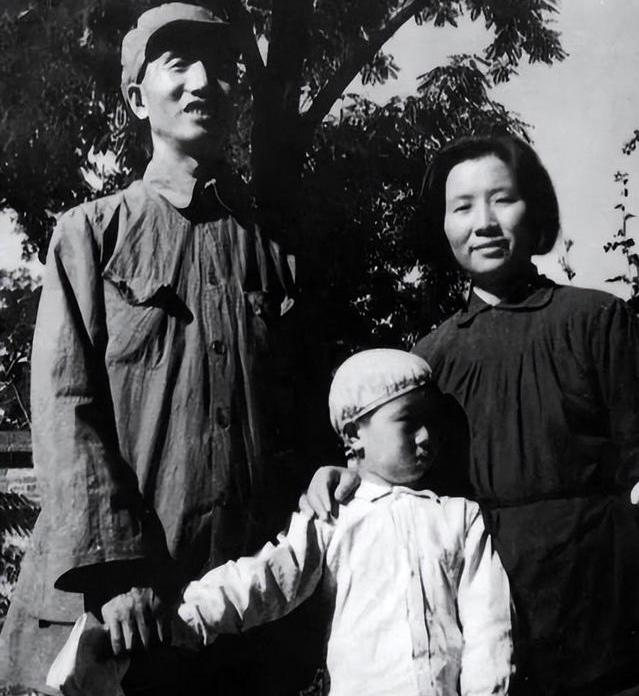 1936年8月2日，东北珠河县小北门外，一个浑身是伤的女人被绑在大车上游街。日本
