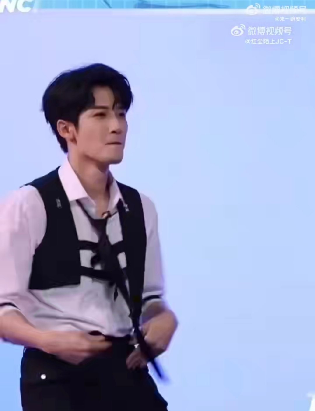 莫非是时尚改造的灵感源泉？毕竟时尚感拉满的大哥，说不定在偷瞄造型师的搭配建议！正