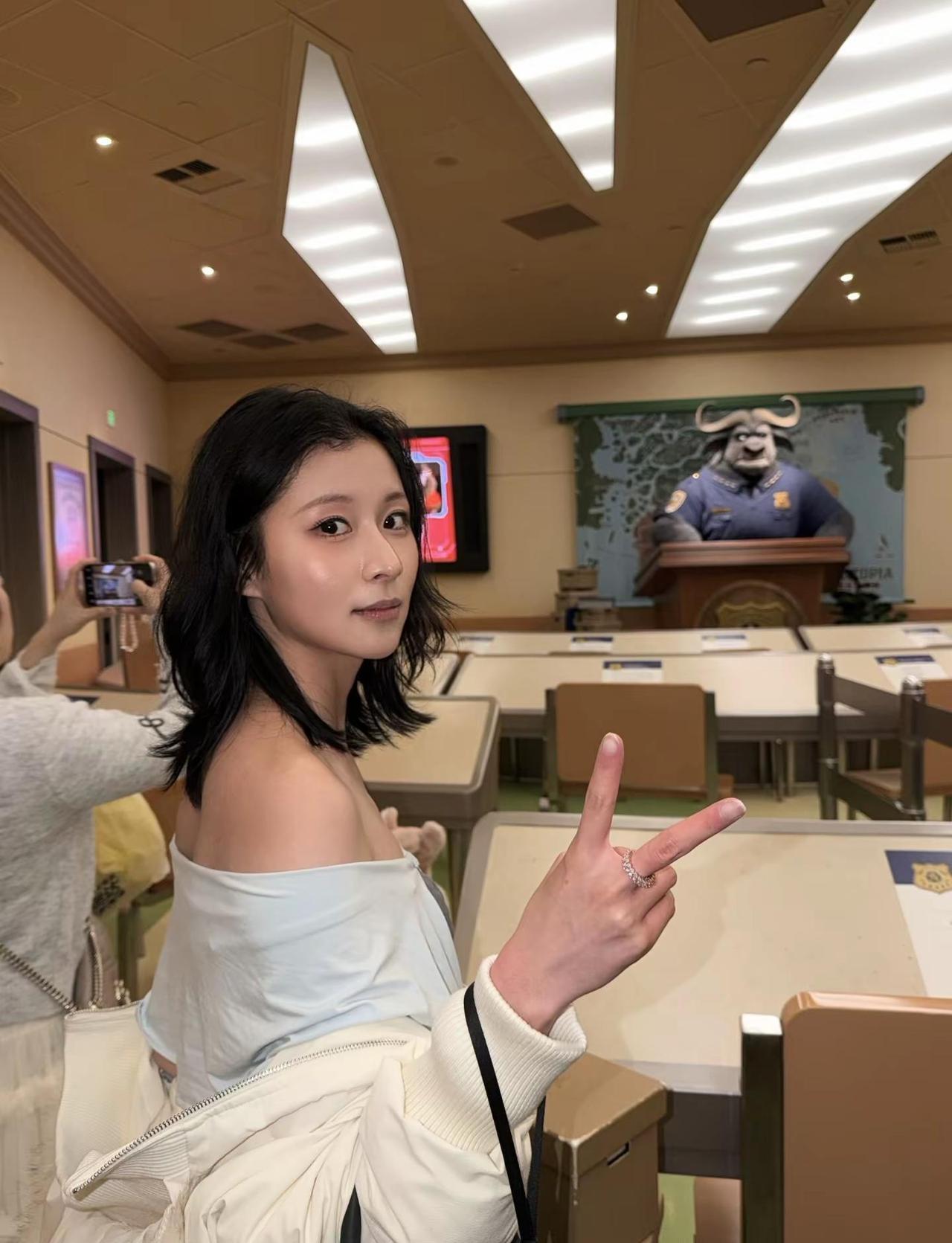 迪士尼10周年烟花秀 女明星用餐 和女明星吃个饭