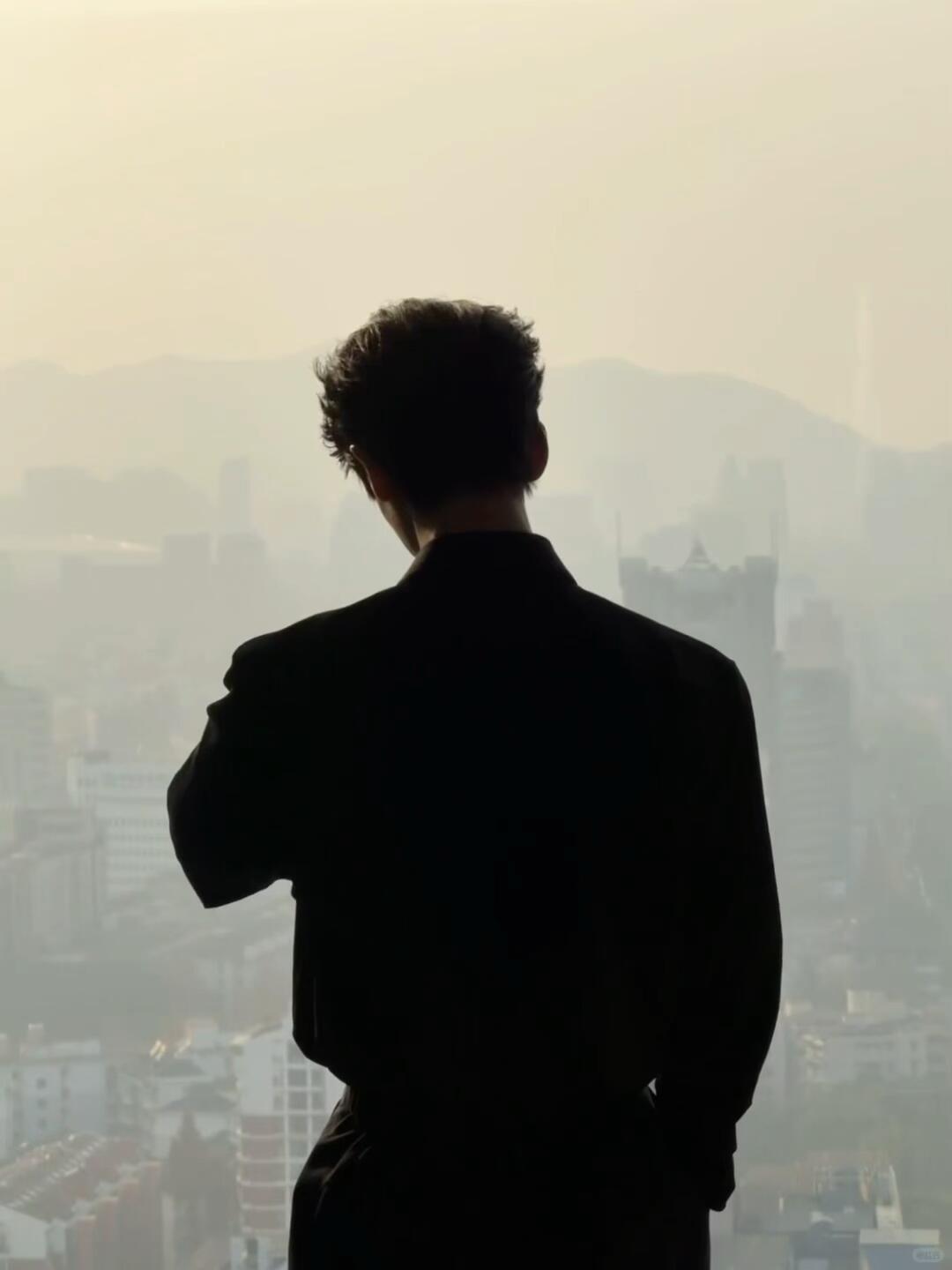 仅用0秒猜出张凌赫别人靠五官增加记忆点，张凌赫单凭一个背影就能出圈，红毯、活动现