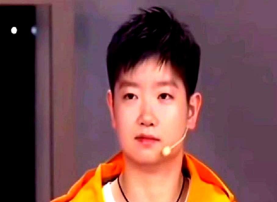 换个女明星被当众叫“嘟嘟”，估计当场脸都要僵了，偏偏莎莎不按套路出牌！
这姐在《