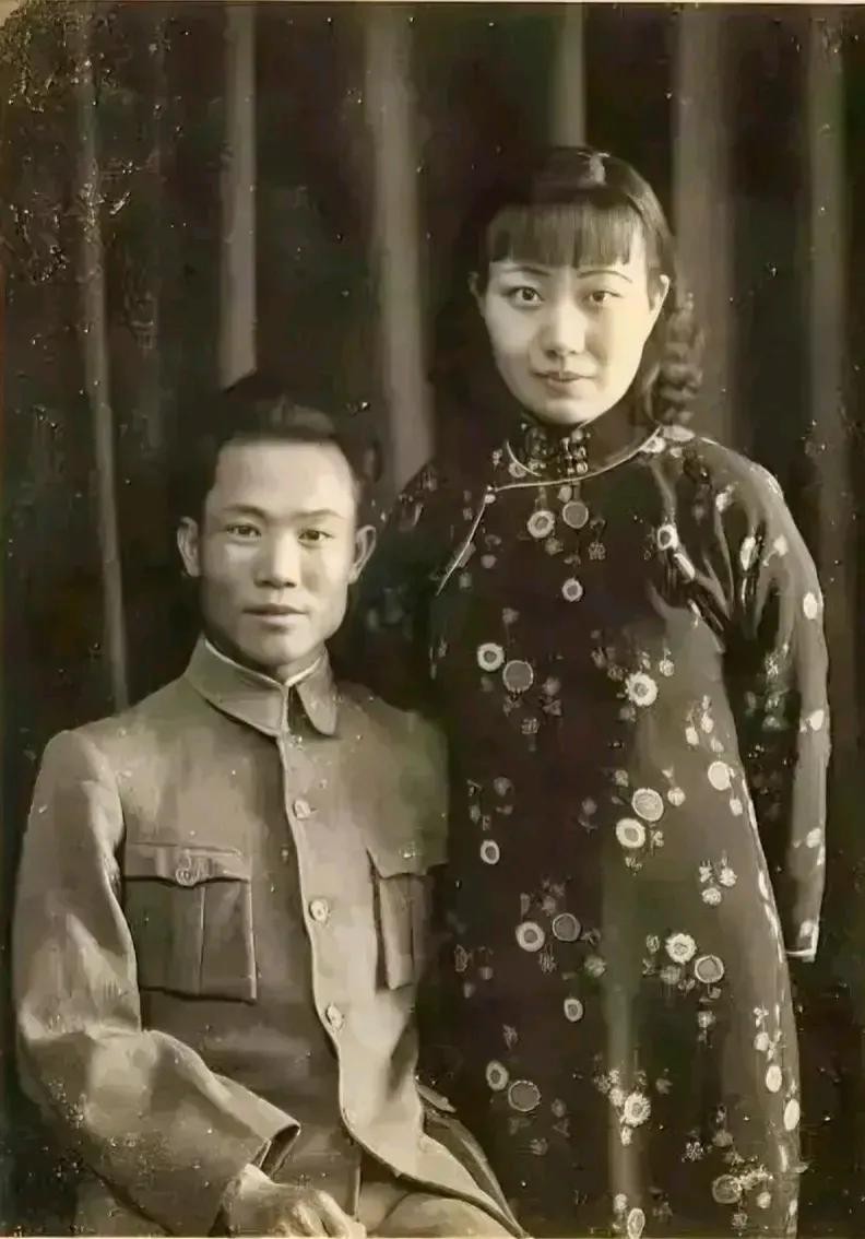 1925年，陈诚回家奔丧，妻子刚到床上，陈诚就一脚踢过去，妻子彻底心寒，操起一把