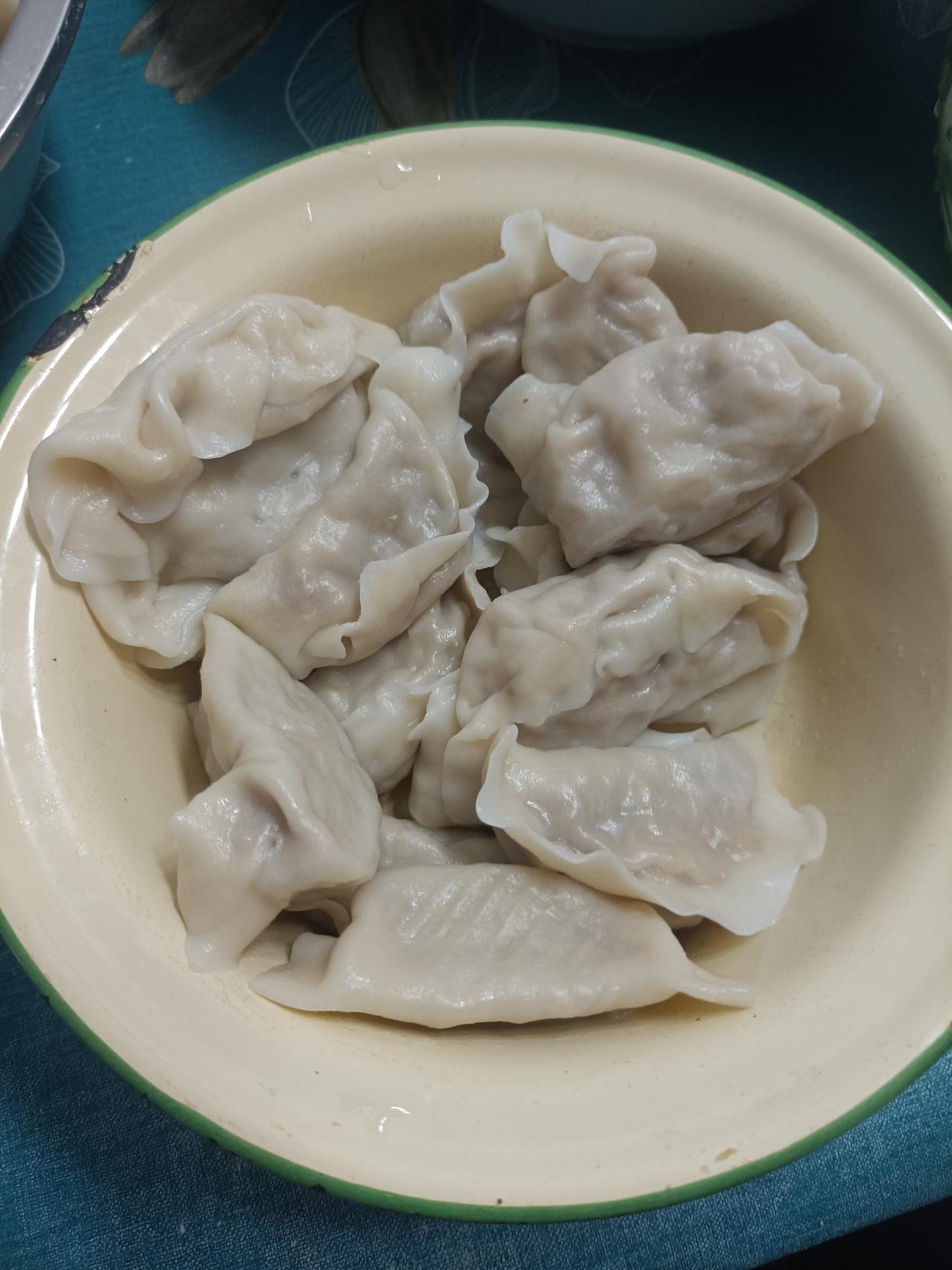 我们家都喜欢吃酸菜馅饺子，儿媳妇不喜欢吃酸菜，这段时间都不包酸菜馅饺子了。今天儿