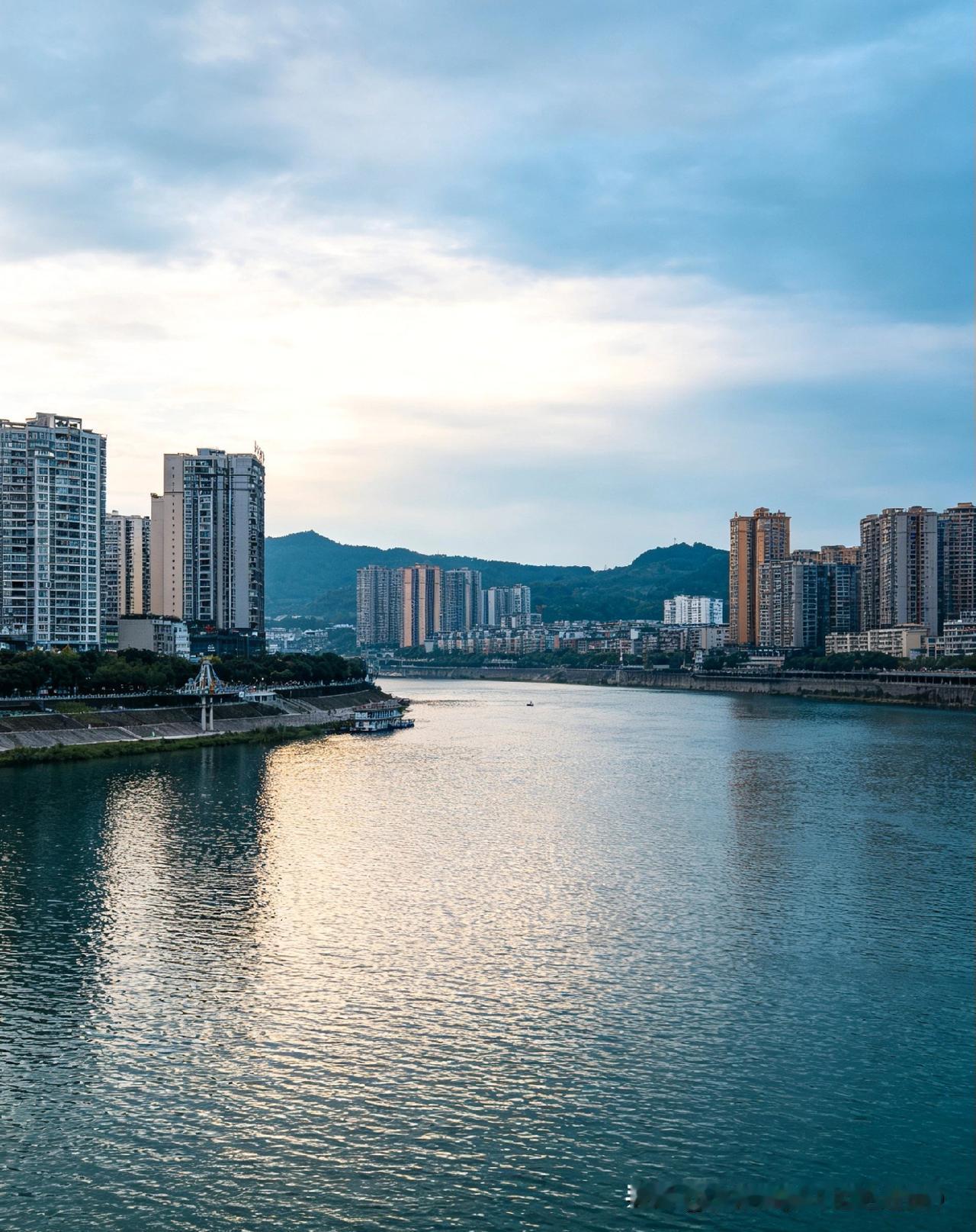 千年绸都，三国故里，一江嘉陵水，满城南充情。

南充 我的家乡南充 嘉陵江