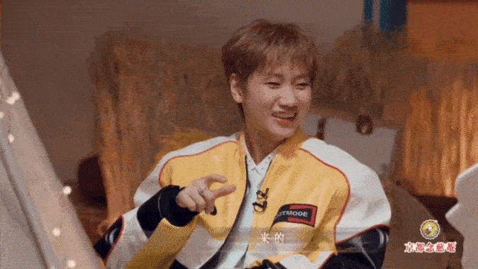 汪苏泷撞脸沈腾表情包 笑晕！汪苏泷低头看手机的神态，和沈腾那表情包简直是亲兄弟声