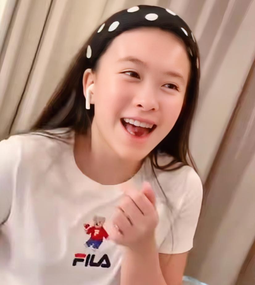 刘涛女儿名叫王紫嫣，2008年出生，如今已满17岁。

还记得她是《欢乐颂》里的