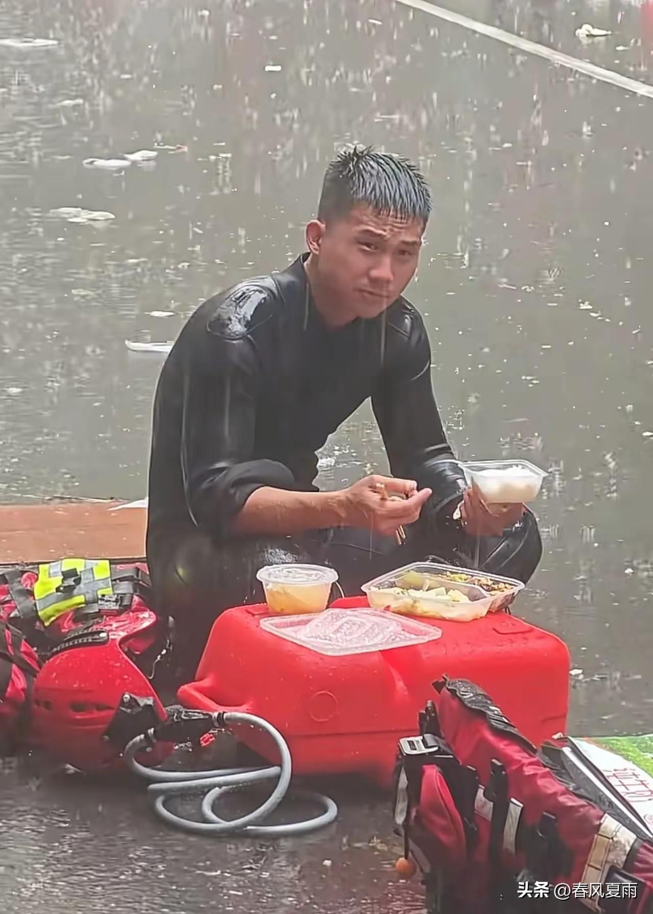 看到这一幕，直接破防泪目了！广西贵港，一位消防员刚忙完坐在地上吃饭，没等扒两口饭
