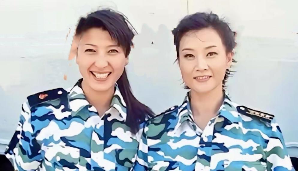 那张合影还在我手机里存着。
宋祖英和闫学晶，肩并肩。
一个像静水深流，一个像灶膛