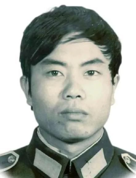 1987 年，一名缉毒民警，以回族老板身份打入毒贩内部，吃饭时，毒贩突然夹起一块