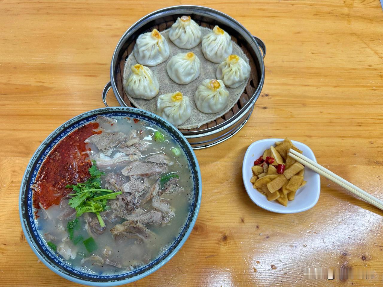 在南京颐和路附近逛累了，这几天在南京隔三差五就吃鸭血粉丝汤，打算换一换口味。[呆