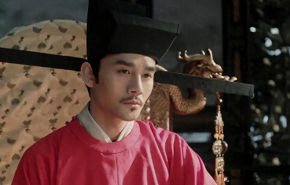 1034 年，有大臣向杨太后奏报：“听闻皇上专宠杨美人、尚美人，上朝都没精神，恳