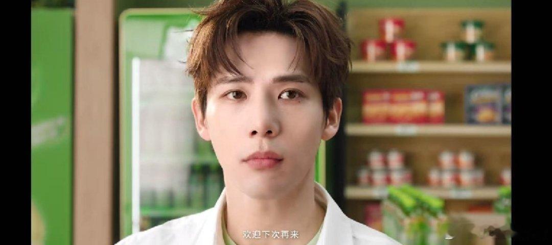 朋友约奶茶我拒绝，约康师傅绿茶我直接闪现。没办法，同款滤镜就是这么大～ 康师傅绿