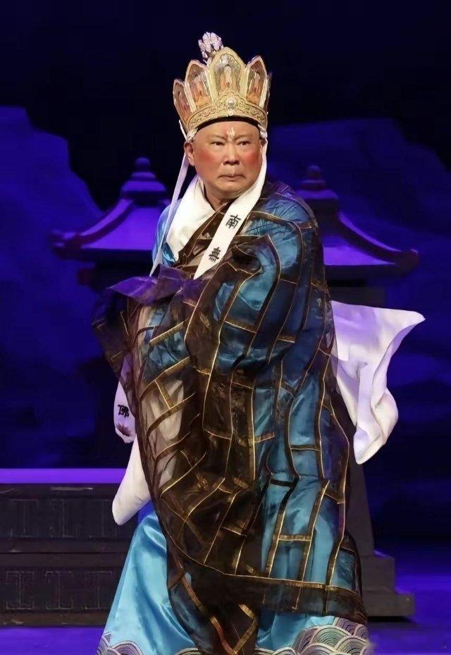 为了京剧也难为郭德纲了！郭德纲 53 岁为何还要登台？查了一下才知道，这次出事的